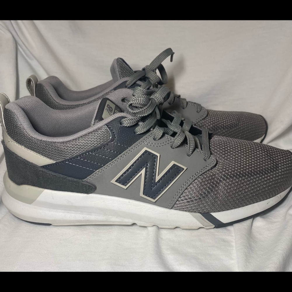 Very gently used Mens New Balance Sneakers Size 9.5
